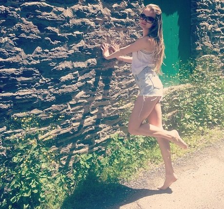 Zandi Holup hot actress galleries