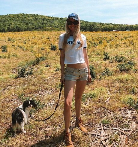 Zandi Holup hot model picture