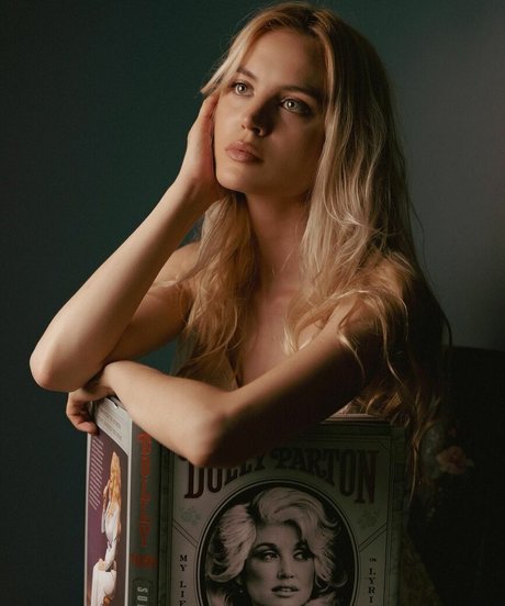 Zandi Holup art actress pics