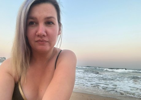 cmfansdaily model high quality pic