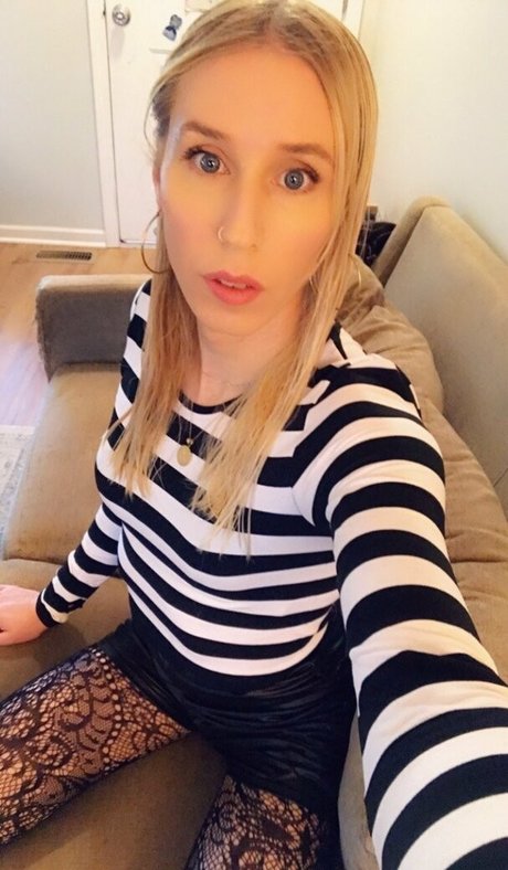 kassienever erotic model img