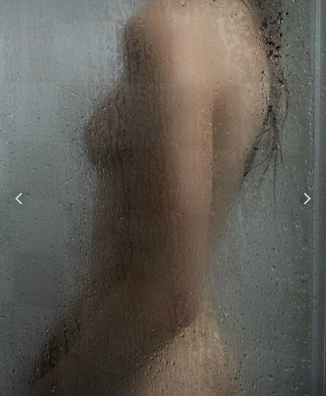 iamdsym naked model img