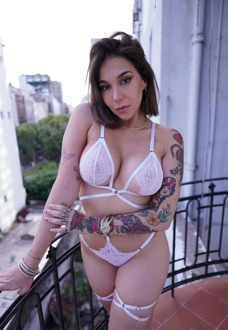 lucianamilessix naked model image