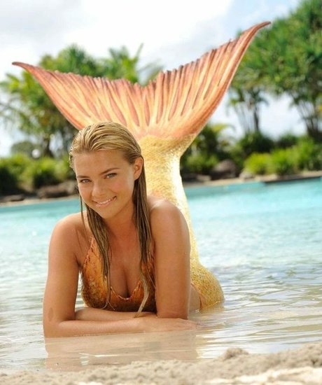 Indiana Evans model exclusive gallery