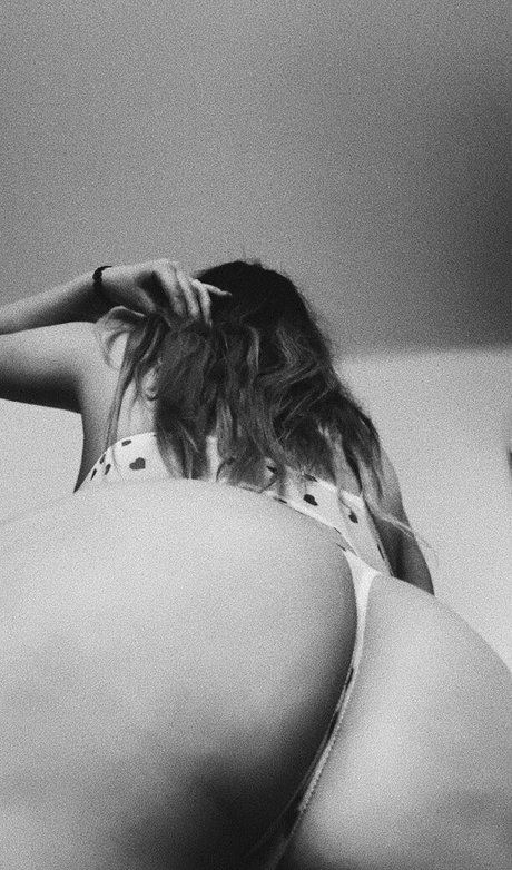 dotknij actress photos