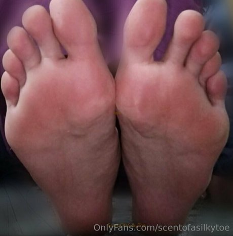 scentofasilkytoe model exclusive photo