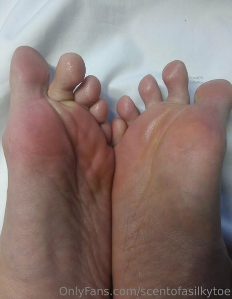 scentofasilkytoe sex model photo