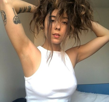 Daniela Andrade high quality model photo