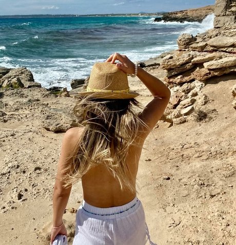 Lia Noya sexy pornstar image