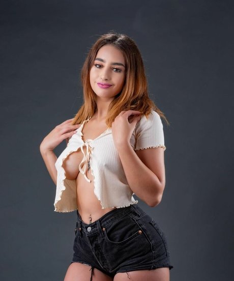 _lesliieeg pretty actress img