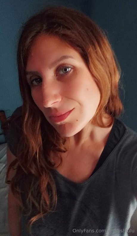 reddishlulu naked model image