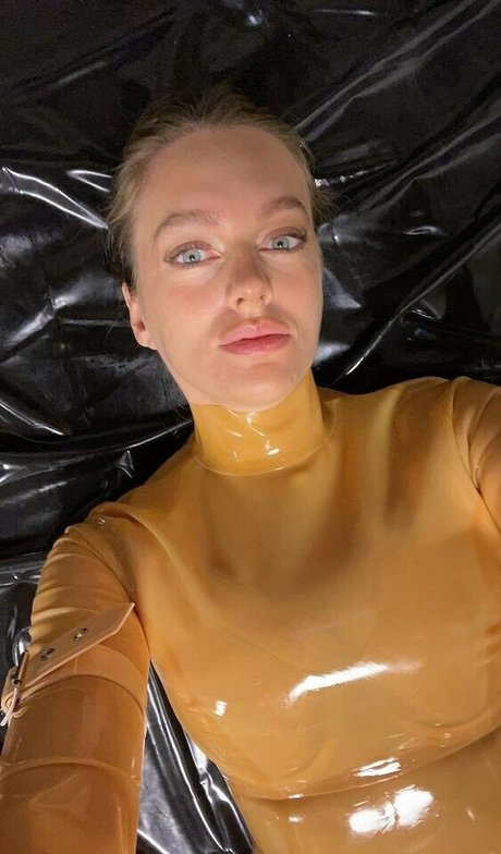 Gummipuppet sexy actress picture