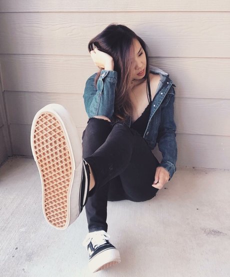 Floskeee hot actress photo