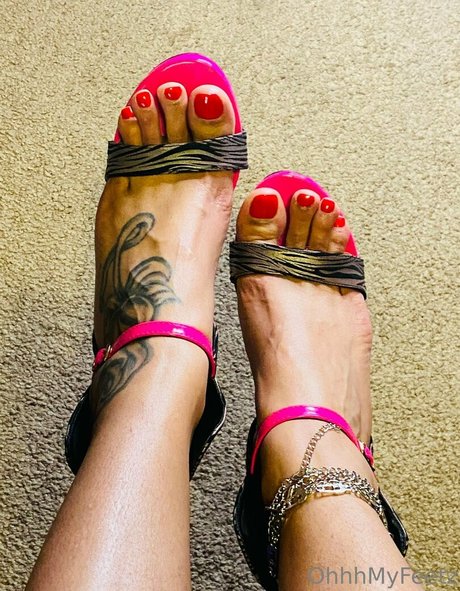 ohhhmyfeetz naked pornstar image