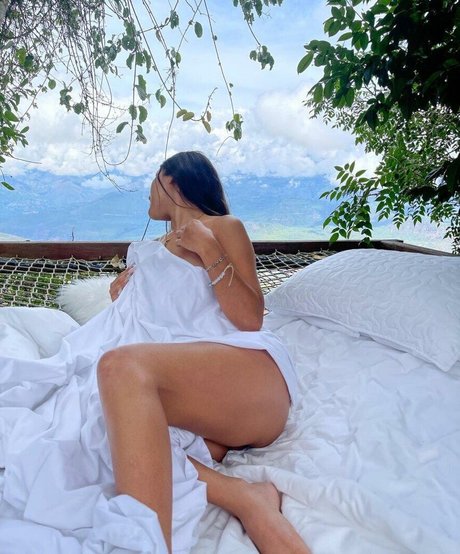 Nayeli Diaz model hd pics