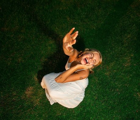 Claire Rosinkranz nude actress picture