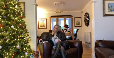 Foxy Geek Girl nude pornstar img