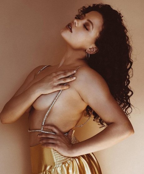 Sarah Jeffery model top image