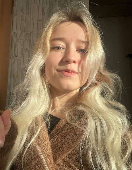 Arveni nudes model pictures