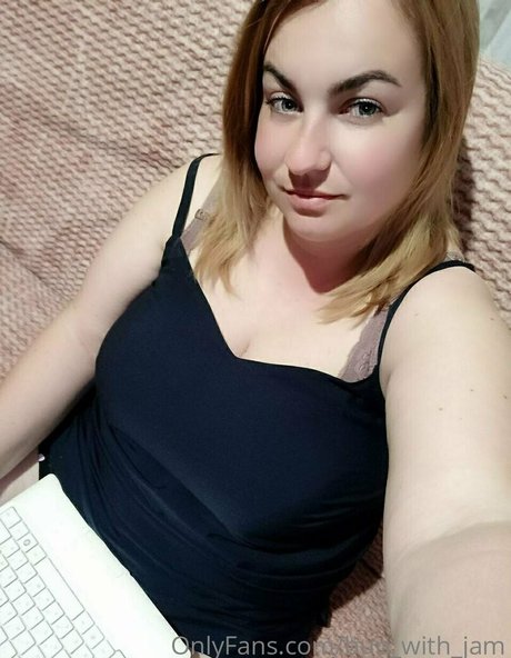 bun with jam model naked pic