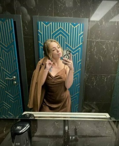 van daa nude star image