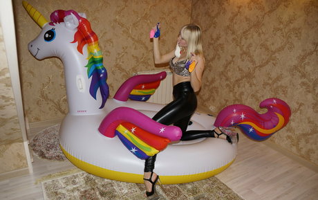 allatexa model nude photo