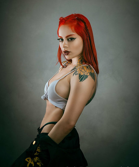 satinfree high quality model pic