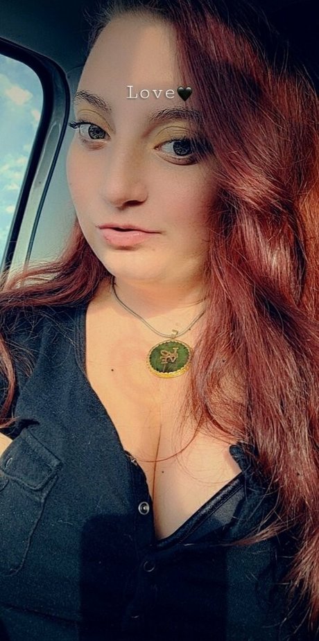 sarahyournaughtygirl69 top model image