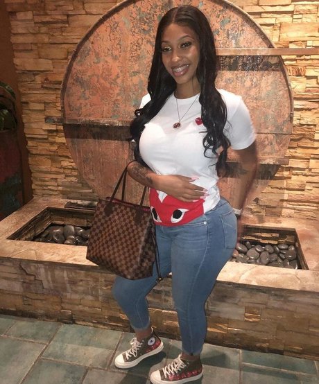 Shethickyyy adult model gallery