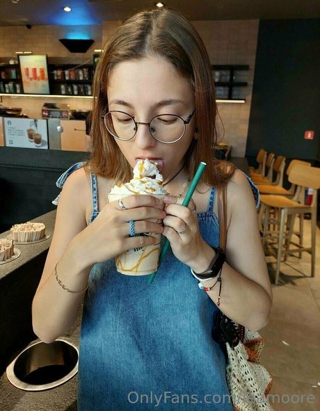 leamoore naked star images