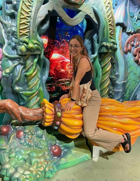 leamoore model best picture