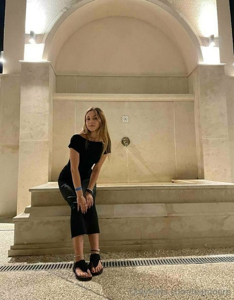 leamoore art model image