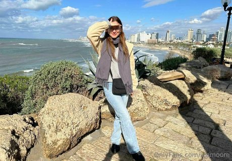 leamoore erotic pornstar photo