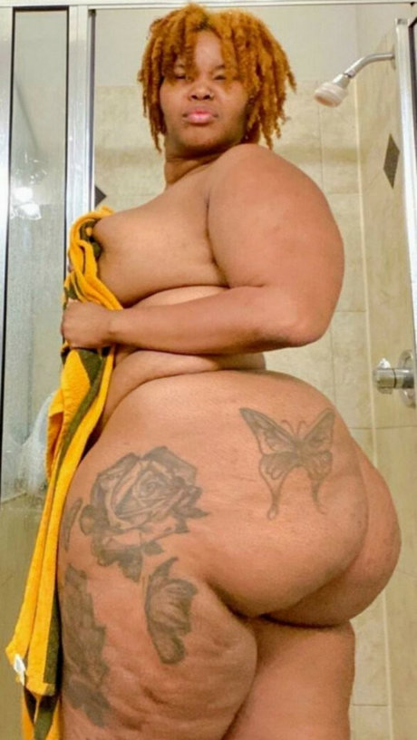 Qweeniqueen pornstar nude img