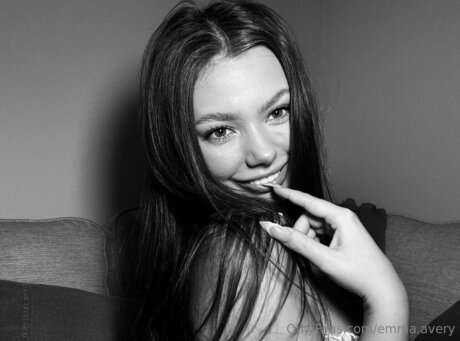 Emma Avery naked model photo