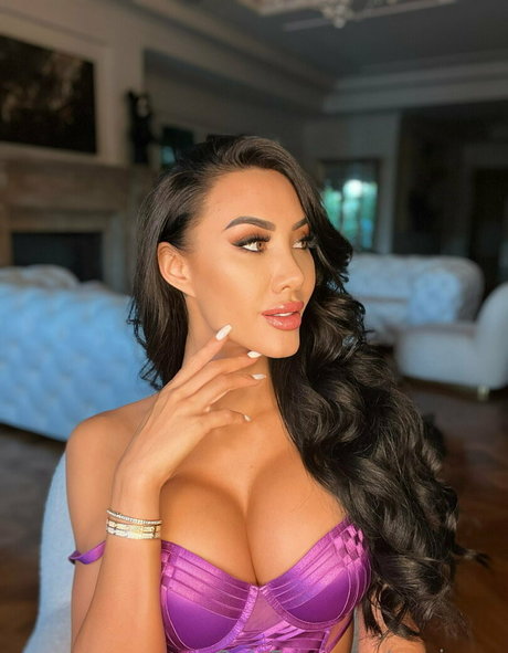 corrieyee model art gallery