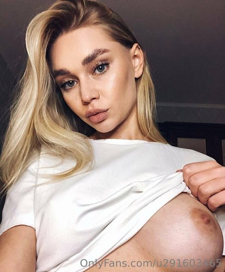 uwetpeach naked actress pic