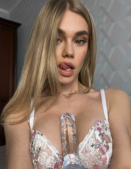 uwetpeach model nudes pics