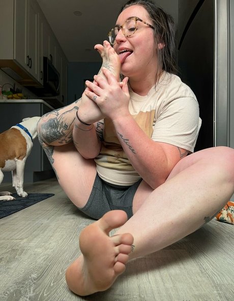 lovethesemilkytitties model nude photo