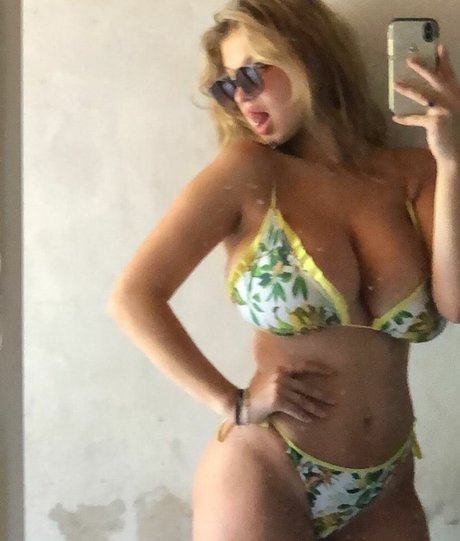 Abbylamaison free model picture