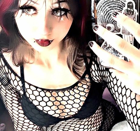 Zirakillz free model pic