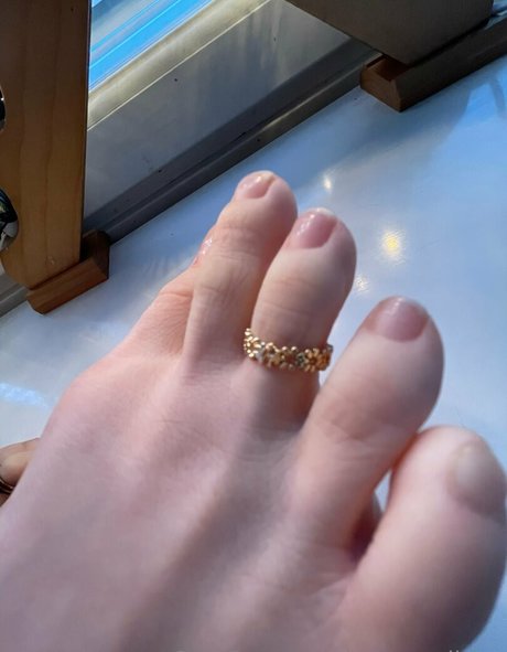 toesonglitter star best photos