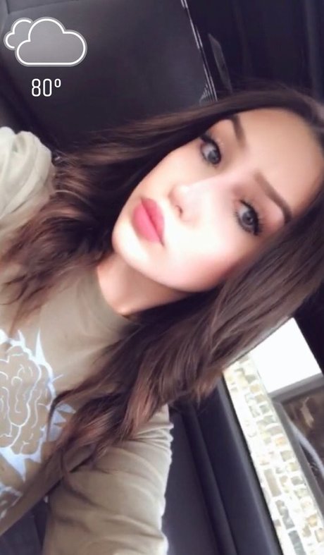 Chloe Flores beautiful star image