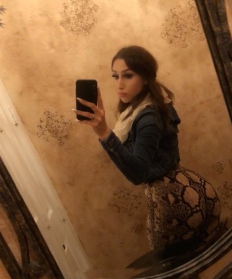 Chloe Flores pretty model picture