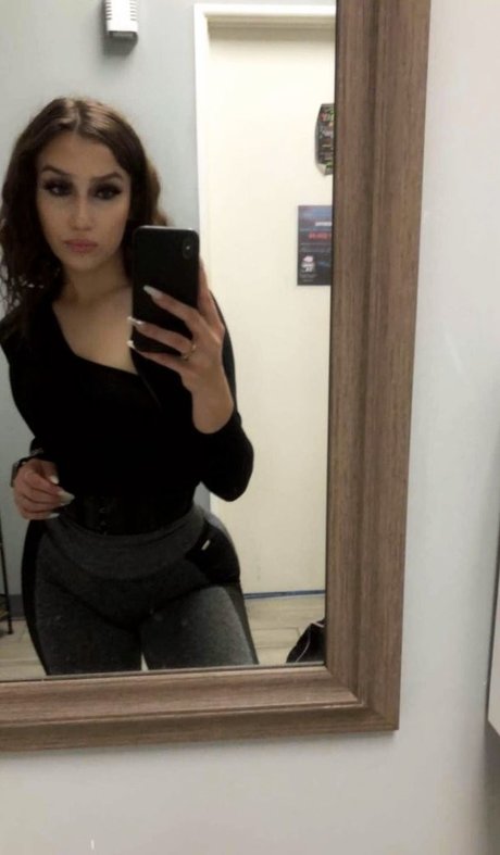 Chloe Flores nude pornstar picture