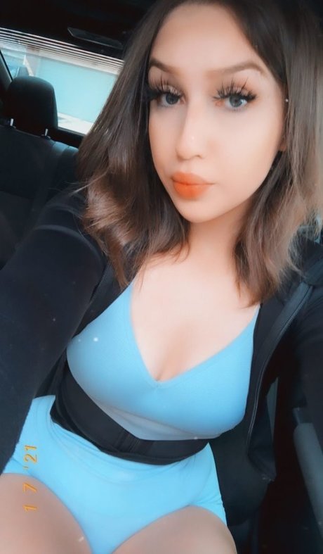 Chloe Flores pretty pornstar gallery