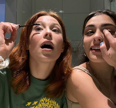 Mina Sundwall art model picture