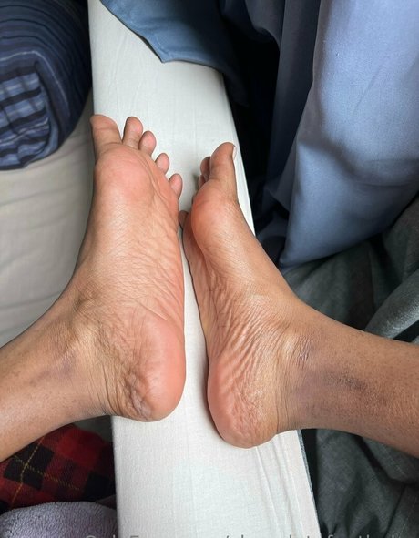 chocolatefeetbabe hot model image