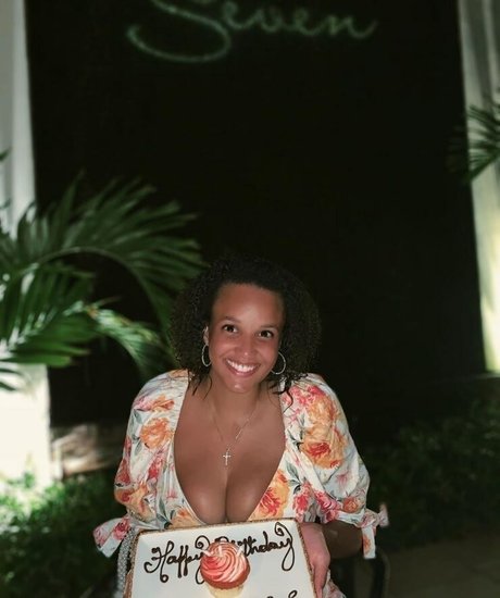 Ashley Nicole Williams star beautiful pictures