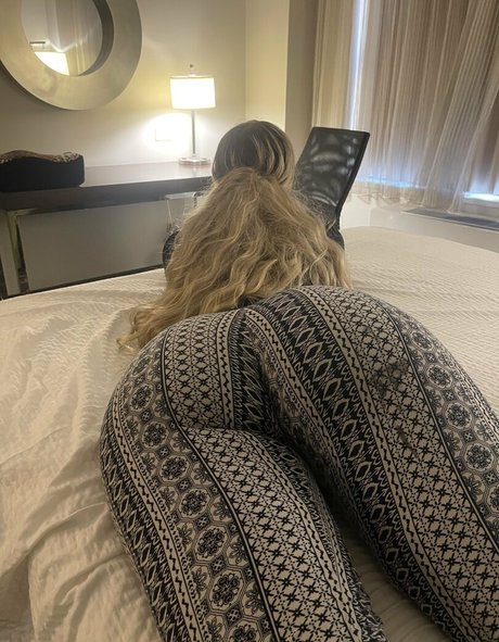 shelsonlyfans hot model pic